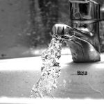 Quanta acqua consumiamo davvero: il rubinetto è il punto in cui si decide quasi tutto