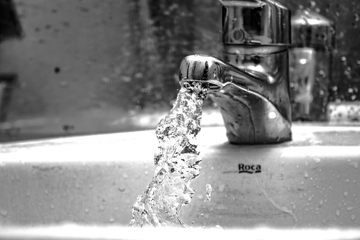 Quanta acqua consumiamo davvero: il rubinetto è il punto in cui si decide quasi tutto